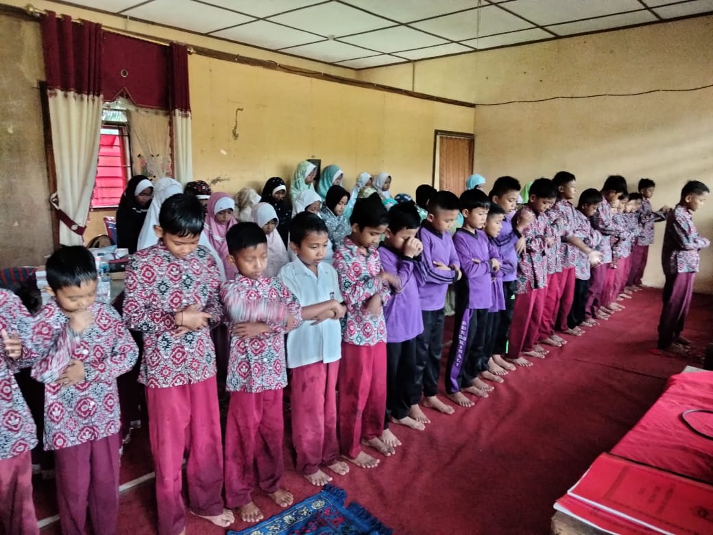 Setiap pAgi PembiAsaan POSitif (SAPA POS) pada SDN 20 Kinali Kecamatan Kinali Kabupaten Pasaman Barat